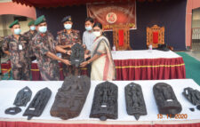 নওগাঁ উদ্ধারকৃত কষ্টি পাথর মূর্তি প্রতœতাত্বিক জাদুঘরে হস্তান্তর