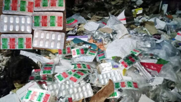 দৌলতপুর উপজেলা স্বাস্থ্য কমপ্লেক্সের ওষুধ এখন ময়লার ভাগাড়ে