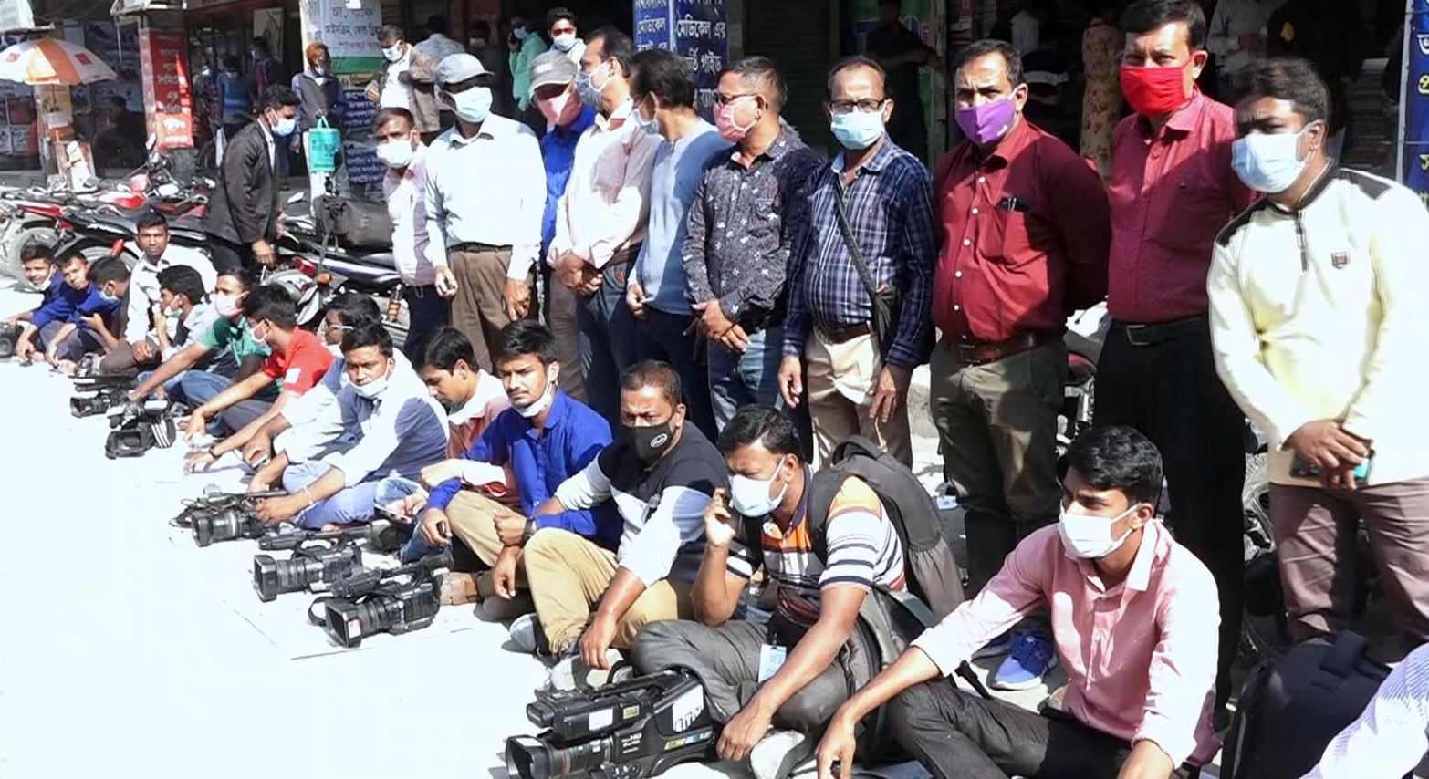 রংপুরে পুলিশি হামলার প্রতিবাদে কর্মবিরতি ও স্মারকলিপি প্রদান