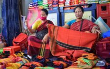 পিনোন-হাদি বেচে চলে সংসার