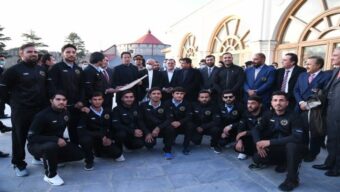 ইমরান খানকে ব্যাট উপহার দিলেন আফগান ক্রিকেটাররা