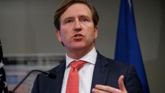 এবার নির্বাচনী কর্মকর্তাকে বরখাস্ত করলেন ট্রাম্প