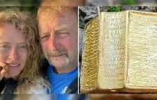 ব্রিটিশ দম্পতির ভাগ্য বদলে দিলো পাঁচ গ্রাম ওজনের বাইবেল