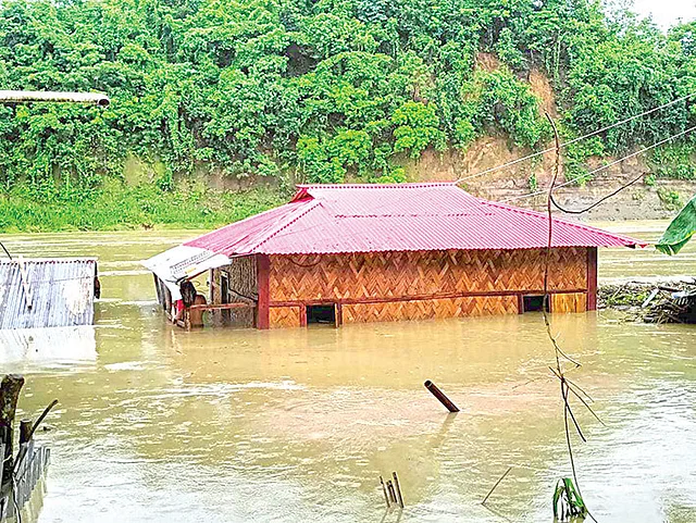 পাহাড়ে এখনো সাড়ে ৩ লাখ মানুষ ঝুঁকিতে