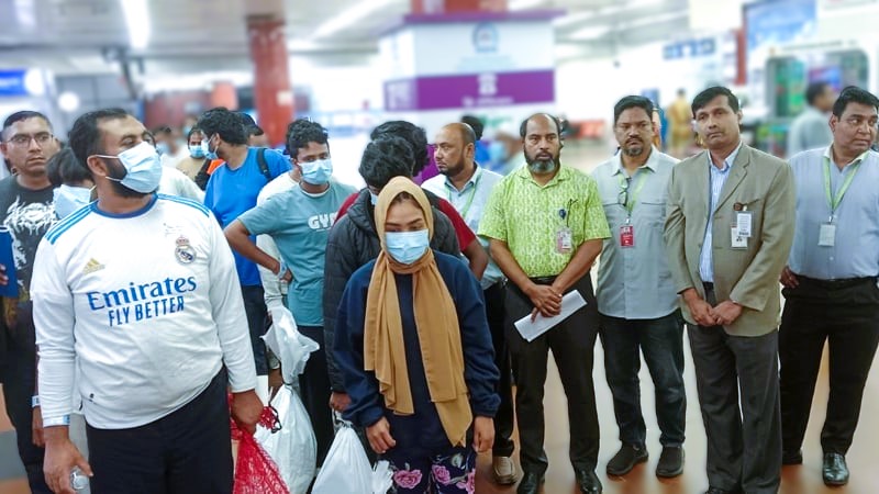 যুক্তরাষ্ট্র এবার হাতকড়া ও শেকল পরিয়ে ৩৯ জন বাংলাদেশিকে ফেরত পাঠিয়েছে