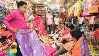 শারদীয় দুর্গোৎসবে শ্রীমঙ্গলে জমজমাট পোশাকের বাজার