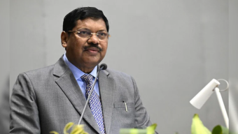 প্রধান বিচারপতিকে লক্ষ্য করে জুতা নিক্ষেপ