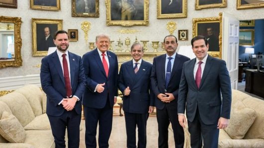 পাকিস্তানকে কাছে টানছেন ট্রাম্প